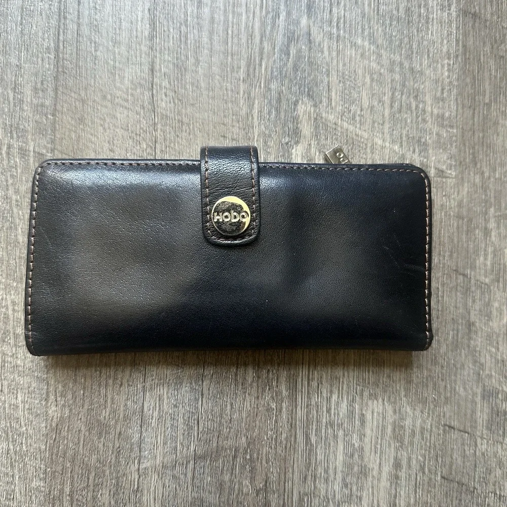 Hobo International Black Leather Bifold Wallet Zip‎  6.5 X 6.5 
